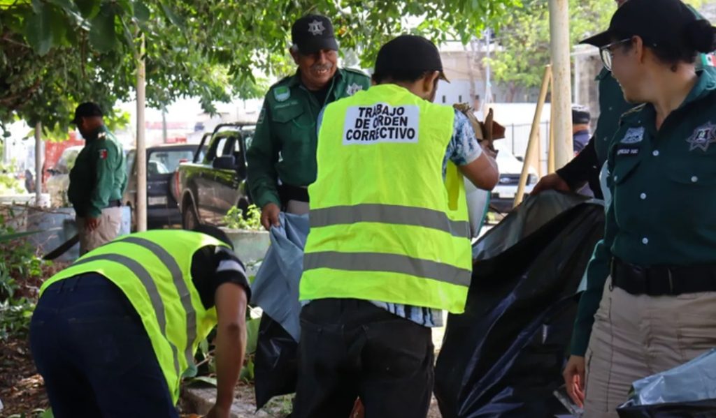 Personas que contaminan pagan su deuda limpiando: en Progreso