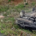 Muere tras salir disparado de su vehículo que volcó