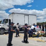 Camión abarrotero aplasta un auto y mata al copiloto