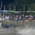 Al borde de la muerte jovencito corneado en el cuello