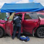 Conductor pierde el control en el centro de Mérida: embiste dos puestos de comida y choca contra la iglesia de San Juan