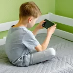Guía de la Academia de Pediatría: Flexibilidad, calidad de contenido y autorregulación en la crianza digital