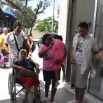 Personas con discapacidad disfrutan la playa durante Verano Inclusivo del Iipedey